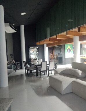 Full-sized fridge, microwave - Alessandra Philipps (Blumenau)