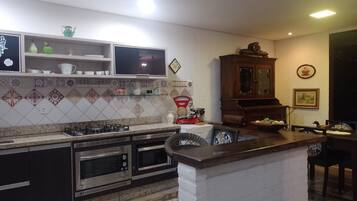 Geladeira grande, micro-ondas