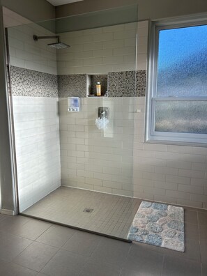 Douche, sèche-cheveux, serviettes fournies, savon