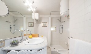 Doccia, asciugacapelli, bidet, asciugamani