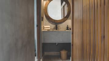 Suite estudio | Baño | Regadera, amenidades de baño gratuitas, toallas, jabón