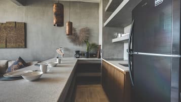 Departamento Deluxe | Cocineta privada | Microondas, parrilla de estufa y cafetera y tetera