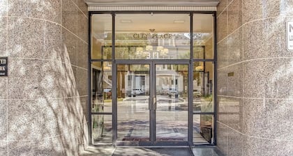 Comfy, cozy condo in fabulous Downtown Jacksonville with AC, WiFi & fitness room
