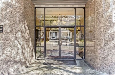 Comfy, cozy condo in fabulous Downtown Jacksonville with AC, WiFi & fitness room
