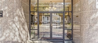 Comfy, cozy condo in fabulous Downtown Jacksonville with AC, WiFi & fitness room