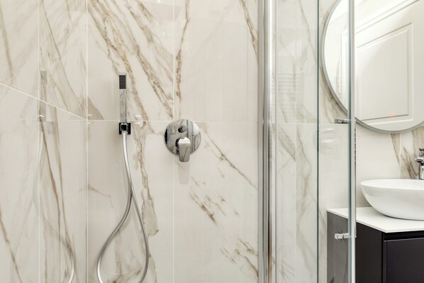 Dusche, Haartrockner, Bidet, Handtücher