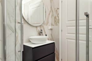 Dusche, Haartrockner, Bidet, Handtücher