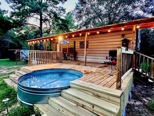 Beautiful cozy cabin on 5 secluded acres in Navasota, TX.