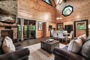 Smart TV, chimenea, futbolito y libros