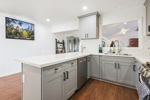 Geladeira, micro-ondas, fogão, cooktop