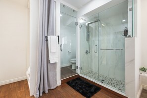 Een haardroger, een bidet, handdoeken, zeep