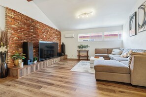 Smart TV, lareira, videogames, livros