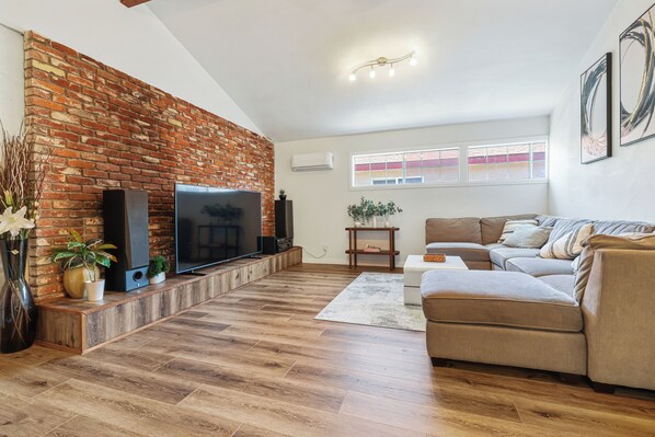 Smart TV, chimenea, videojuegos y libros 