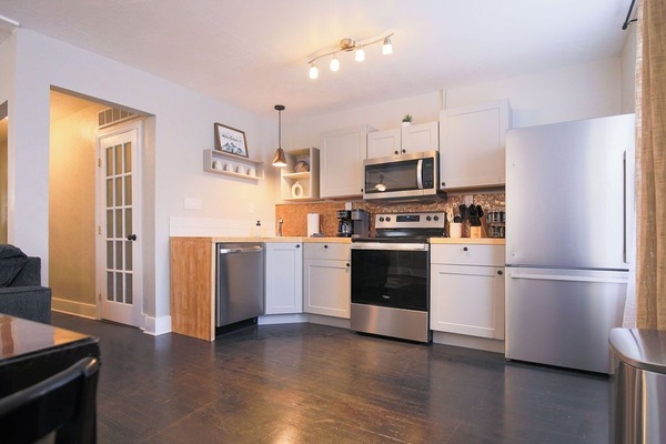 Een koelkast, een magnetron, een oven, een kookplaat