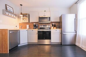 Køleskab, mikrobølgeovn, ovn, kogeplade