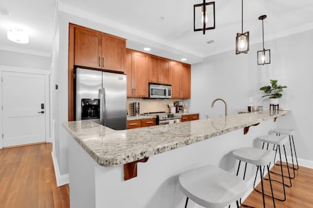 Refrigerador con freezer, microondas, horno, placa de cocina