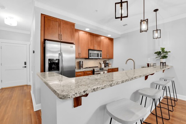 Full-size fridge, microwave, oven, stovetop