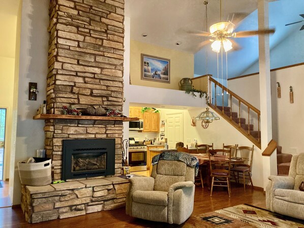 Smart TV, fireplace, DVD player, books - Roomy Cabin in TALL Pines w/ Fenced Yd, 4 Bd/2 Ba, 75" TV + 593 movies (Pinetop)