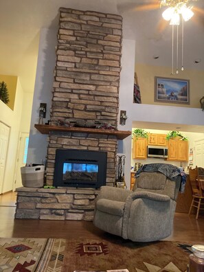 Smart TV, fireplace, DVD player, books - Roomy Cabin in TALL Pines w/ Fenced Yd, 4 Bd/2 Ba, 75" TV + 593 movies (Pinetop)