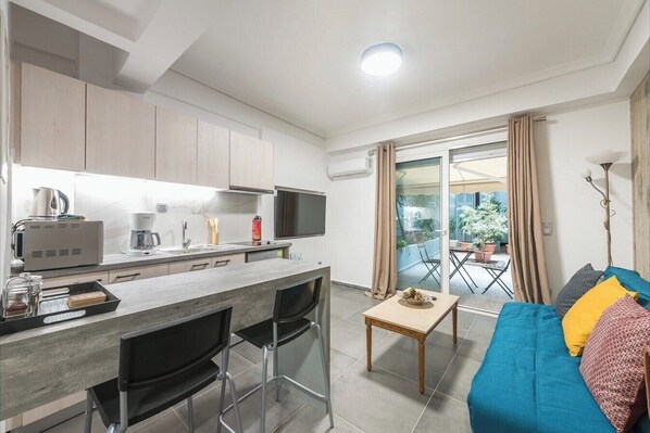 TV - Athens 4U Sweet Urban Retreat in Pagrati by Metro w/ fast WiFi near sights (Athina)