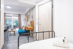 1 chambre, bureau, fer et planche à repasser, Wi-Fi gratuit