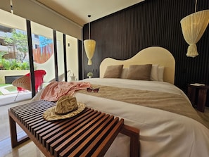 In-room safe, soundproofing, iron/ironing board, free WiFi