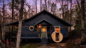 A cabin with a porch, a wooden deck, and a circular wooden structure. - Romantic cabin with Sauna, fitness room in Gatlinburg, near NP, Pet-Friendly (Gatlinburg)