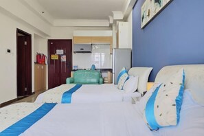 A hotel room with two beds, a kitchenette, and a bathroom. - Aiqinghai apartment (Guangzhou)