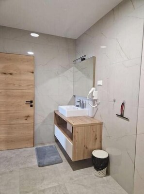 Dusche, Haartrockner, Handtücher, Seife