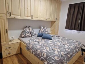 2 habitaciones, tabla de planchar con plancha y cuna de viaje 