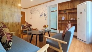 Un'accogliente zona living con un divano, un tavolino e una libreria.