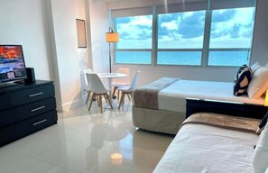 Iron/ironing board, WiFi, bed sheets - Dazzling Oceanfront Studio!

 (Miami)