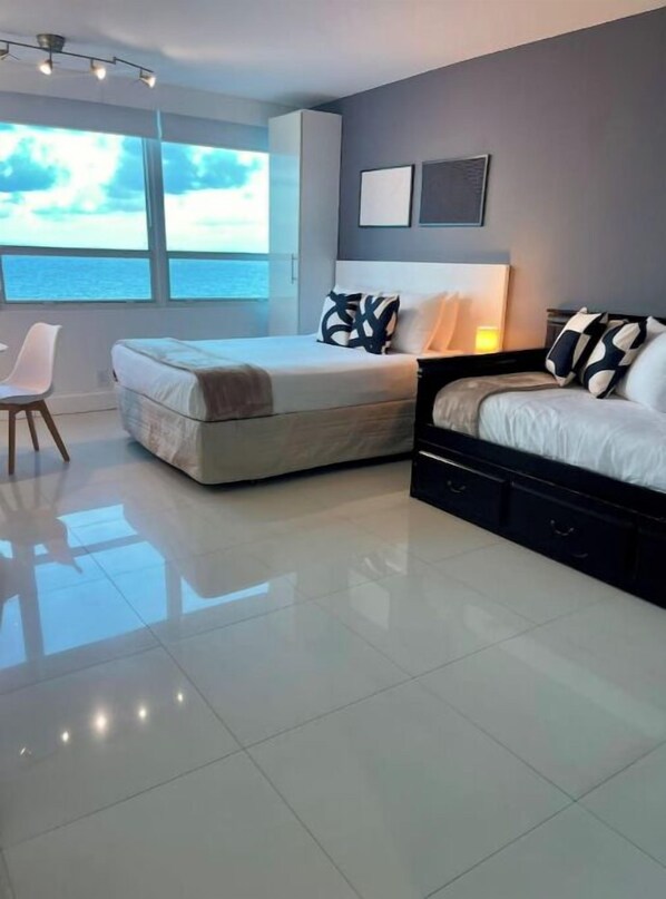 Een strijkplank/strijkijzer, wifi, beddengoed