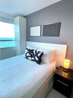 Iron/ironing board, WiFi, bed sheets - Dazzling Oceanfront Studio!

 (Miami)