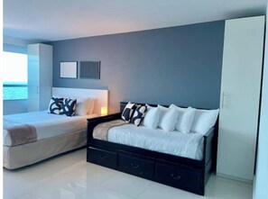 Iron/ironing board, WiFi, bed sheets - Dazzling Oceanfront Studio!

 (Miami)