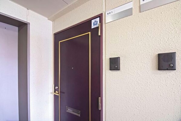 A closed door with a number sign above it, a wall-mounted intercom, and a doorbell. - Daikoku Apartment 601 - Namba Apt3 minJR Imamiya/Daikokucho St/Veranda (Osaka)