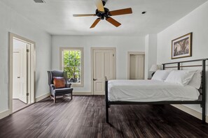 5 bedrooms, hypo-allergenic bedding, blackout curtains - Cabins on the Lake - Boat Dock - Firepit (Austin)