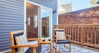 Jennifer's Walkable Getaway Relaxing Deck
