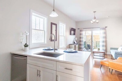 Jennifer's Modern Federal Hill Apt w/Private Deck