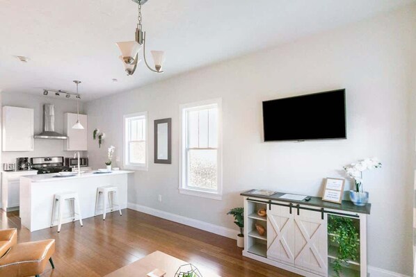 Coffee/tea maker, fridge, microwave, oven - Jennifer's Modern Federal Hill Apt w/Private Deck (Providence)