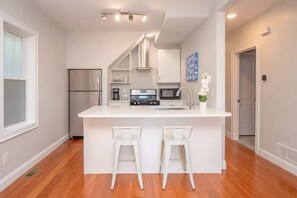 Réfrigérateur, four à micro-ondes, un four, surface de cuisson