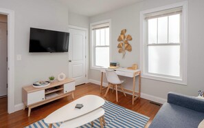 Téléviseur connecté, table de ping-pong, bureau