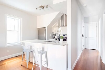 Jennifer’s Chic Modern 1st Floor Apt Private Patio