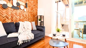 Smart-TV, Tischtennisplatte, Arbeitsbereiche