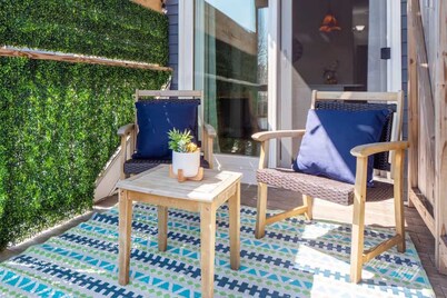 Jennifer’s Chic 2nd Floor Apt Private Deck w/Views