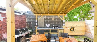 Jennifer's Private City View Apartment Relaxing Deck
