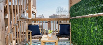 Jennifer's Private City View Apartment Relaxing Deck