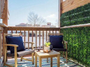 Property grounds - Jennifer’s Chic 2nd Floor Apt Private Deck w/Views (Providence)