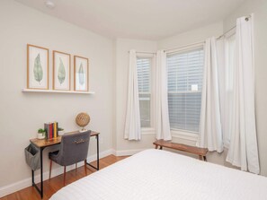 1 slaapkamer, een bureau, een strijkplank/strijkijzer, gratis wifi