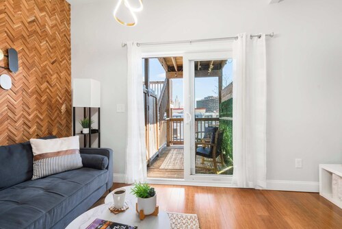 Jennifer’s Chic 2nd Floor Apt Private Deck w/Views